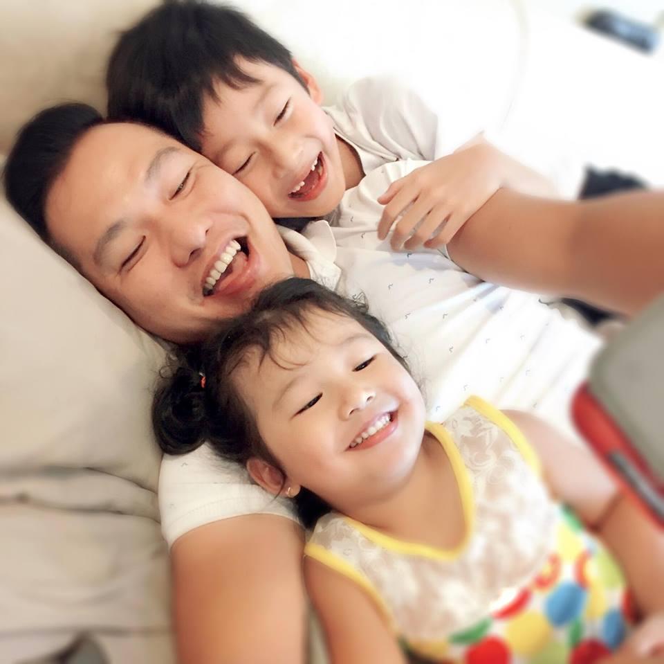 Những nụ cười ấm áp của con trai Jennifer Phạm bên bố dượng-14