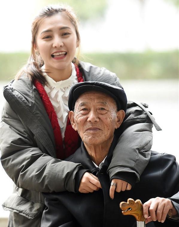 Cô gái xinh đẹp chụp ảnh cưới cùng ông lão 87 tuổi gây xôn xao-2