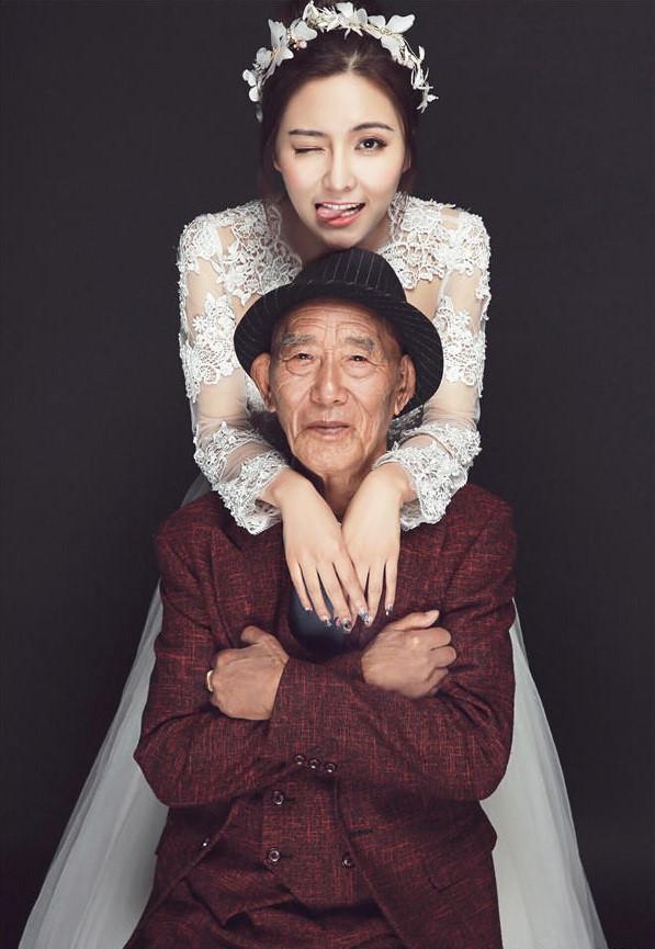 Cô gái xinh đẹp chụp ảnh cưới cùng ông lão 87 tuổi gây xôn xao-1