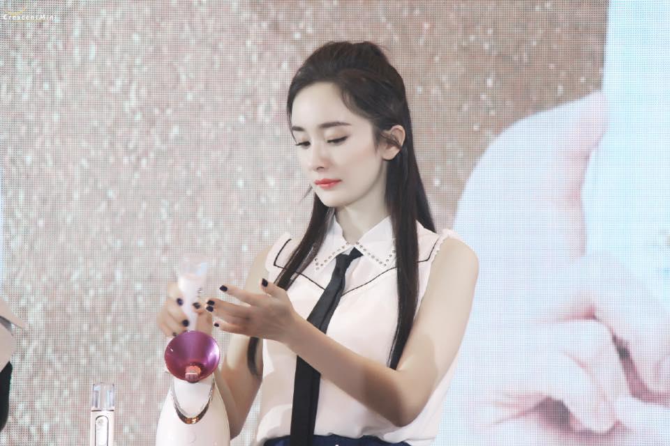 Dương Mịch xinh đẹp như thiếu nữ, nhưng đôi chân cò hương vẫn khiến fan xót xa-4