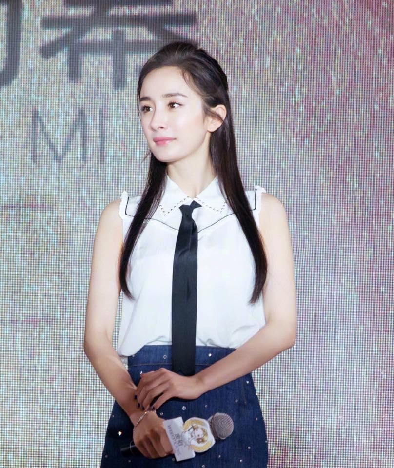 Dương Mịch xinh đẹp như thiếu nữ, nhưng đôi chân cò hương vẫn khiến fan xót xa-13