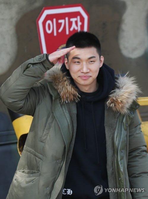 Big Bang Daesung cười tươi hết nấc, nối gót bạn bè đi nhập ngũ-1