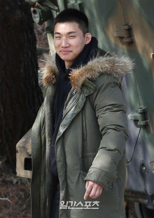 Big Bang Daesung cười tươi hết nấc, nối gót bạn bè đi nhập ngũ-3