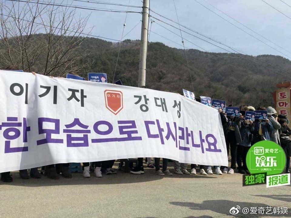 Big Bang Daesung cười tươi hết nấc, nối gót bạn bè đi nhập ngũ-13