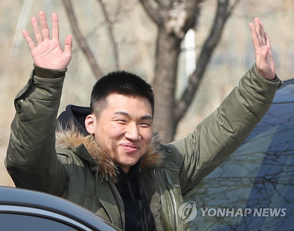 Big Bang Daesung cười tươi hết nấc, nối gót bạn bè đi nhập ngũ-5