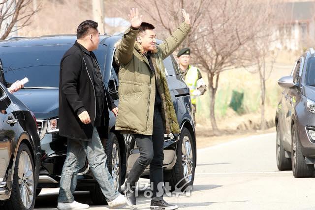 Big Bang Daesung cười tươi hết nấc, nối gót bạn bè đi nhập ngũ-7