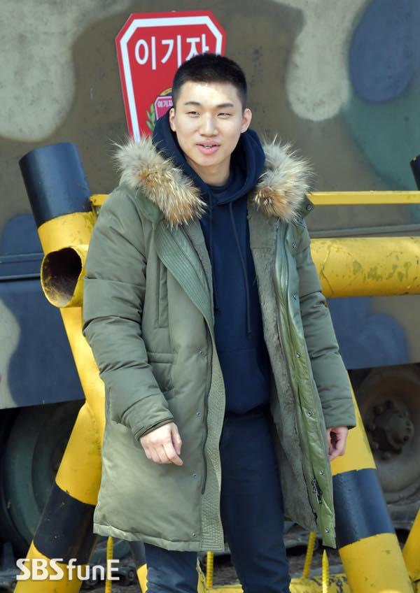 Big Bang Daesung cười tươi hết nấc, nối gót bạn bè đi nhập ngũ-8