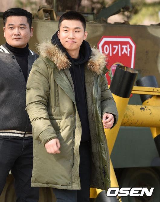 Big Bang Daesung cười tươi hết nấc, nối gót bạn bè đi nhập ngũ-9