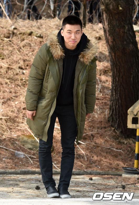 Big Bang Daesung cười tươi hết nấc, nối gót bạn bè đi nhập ngũ-10