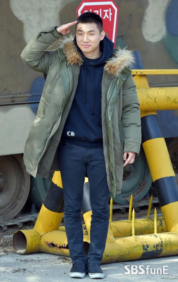 Big Bang Daesung cười tươi hết nấc, nối gót bạn bè đi nhập ngũ-11