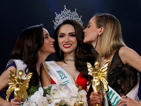 Á hậu Chuyển giới 2018 mặc đi mặc lại một chiếc váy liên tiếp trong 3 sự kiện khiến fan xót xa-10