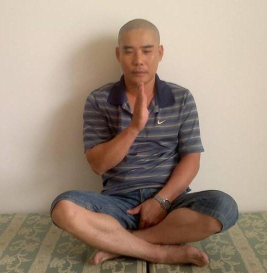 Hai người đàn ông trung niên chơi oẳn tù tì cạo đầu khiến giới trẻ cười ra nước mắt-3