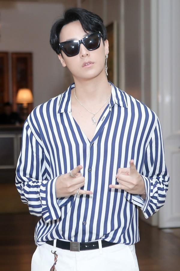 Sát ngày lâm bồn, Tú Vi vẫn xúng xính váy áo vác bụng bầu tình tứ bên chồng-4