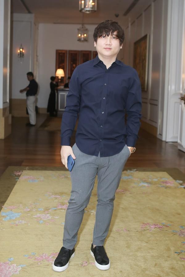 Sát ngày lâm bồn, Tú Vi vẫn xúng xính váy áo vác bụng bầu tình tứ bên chồng-11