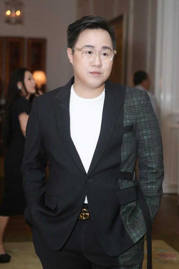 Sát ngày lâm bồn, Tú Vi vẫn xúng xính váy áo vác bụng bầu tình tứ bên chồng-12