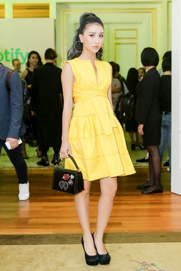 Sát ngày lâm bồn, Tú Vi vẫn xúng xính váy áo vác bụng bầu tình tứ bên chồng-13