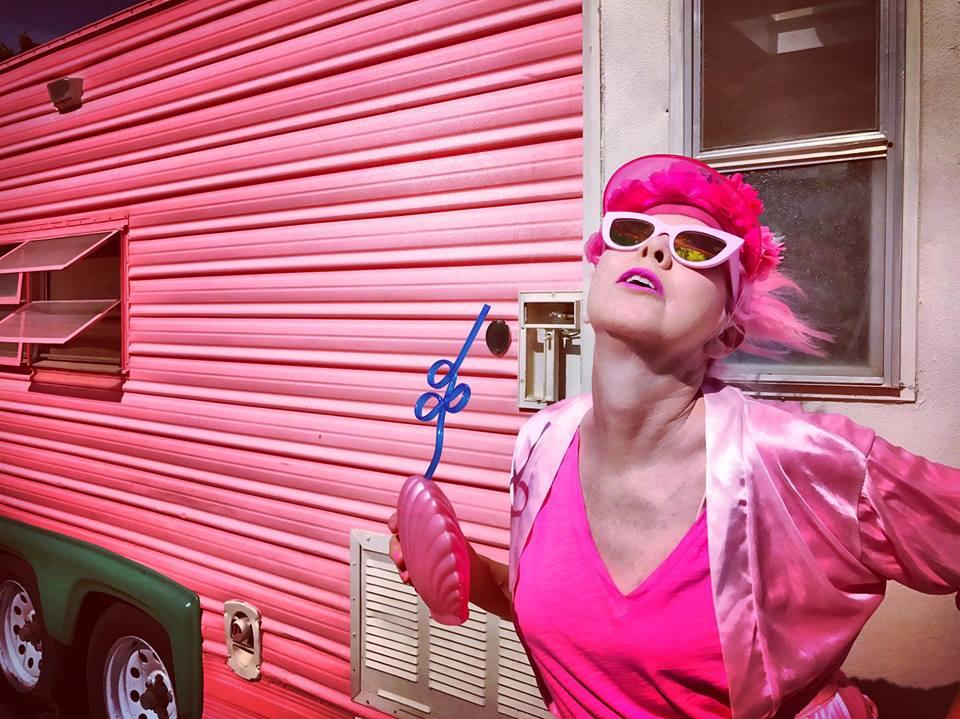 Chiêm ngưỡng căn phòng độc lạ của quý bà U50 cuồng màu hồng nhất thế giới-3