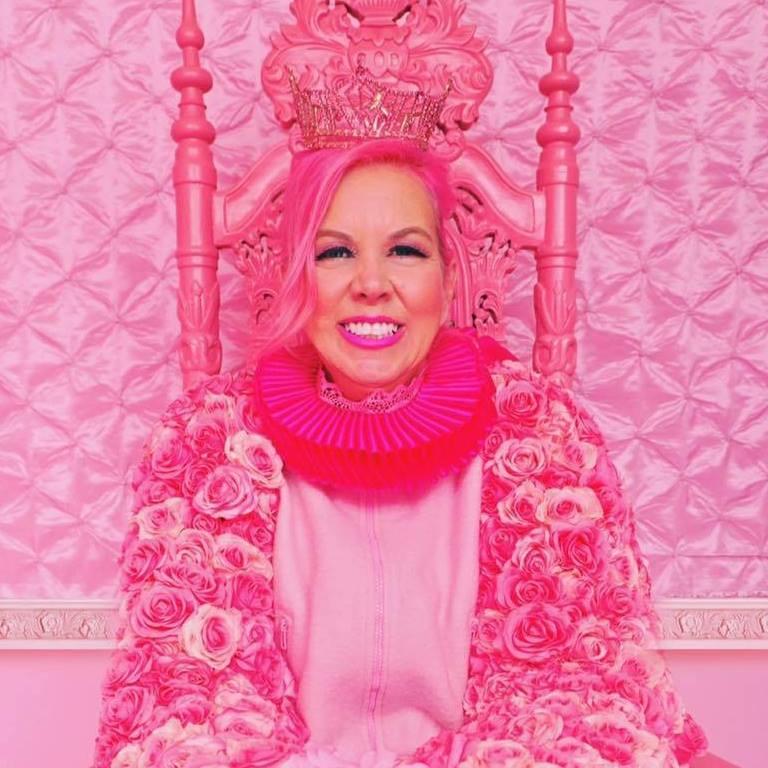 Chiêm ngưỡng căn phòng độc lạ của quý bà U50 cuồng màu hồng nhất thế giới-1