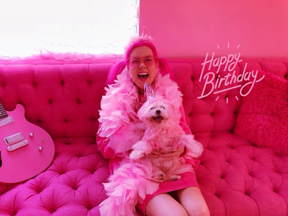 Chiêm ngưỡng căn phòng độc lạ của quý bà U50 cuồng màu hồng nhất thế giới-4