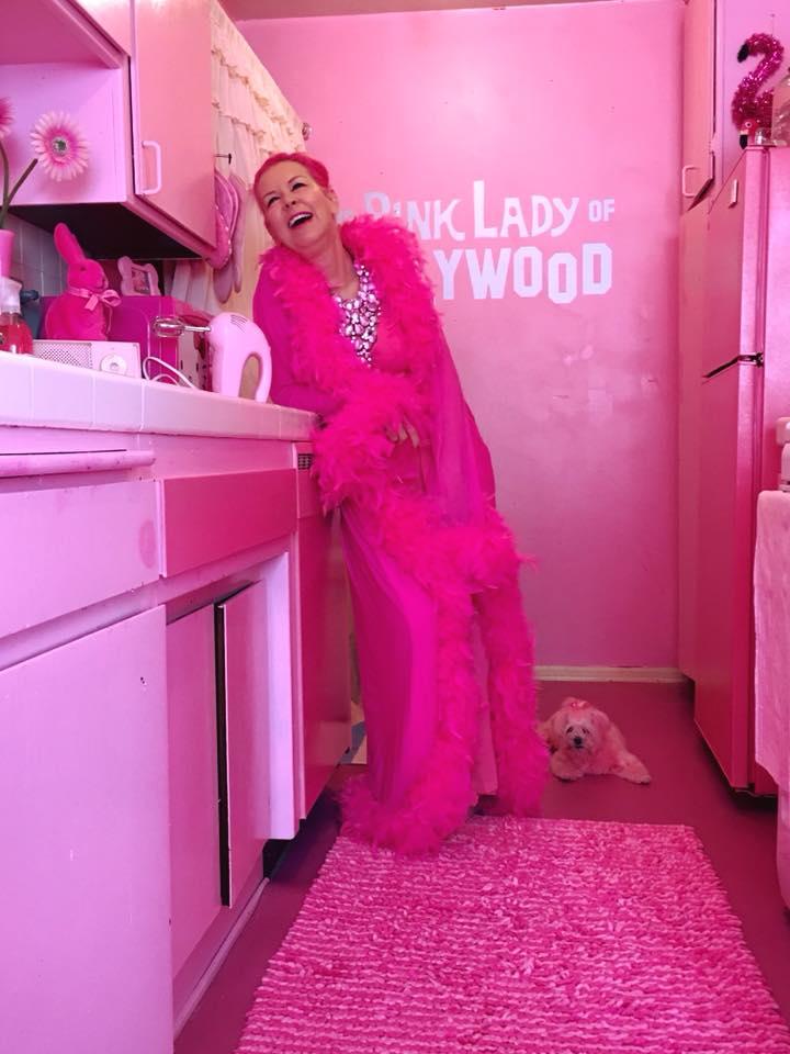 Chiêm ngưỡng căn phòng độc lạ của quý bà U50 cuồng màu hồng nhất thế giới-9