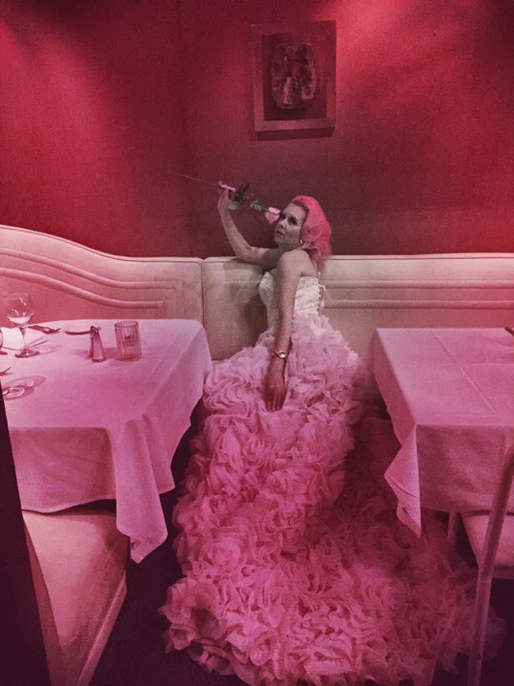 Chiêm ngưỡng căn phòng độc lạ của quý bà U50 cuồng màu hồng nhất thế giới-10