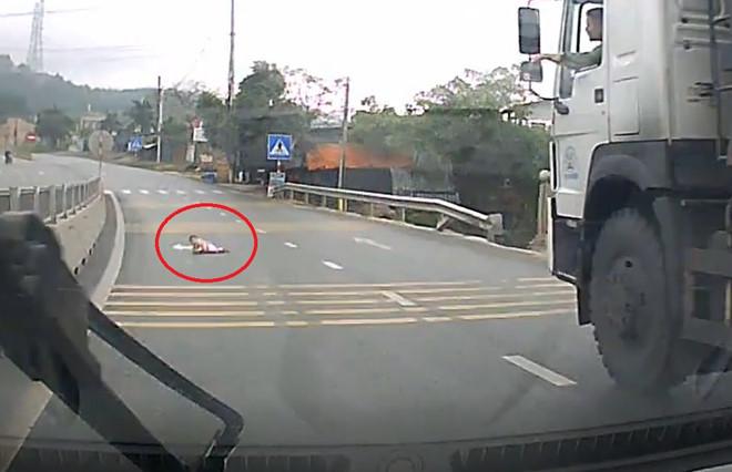 Tài xế thót tim khi thấy em bé bò qua đường ở Quảng Ninh-1