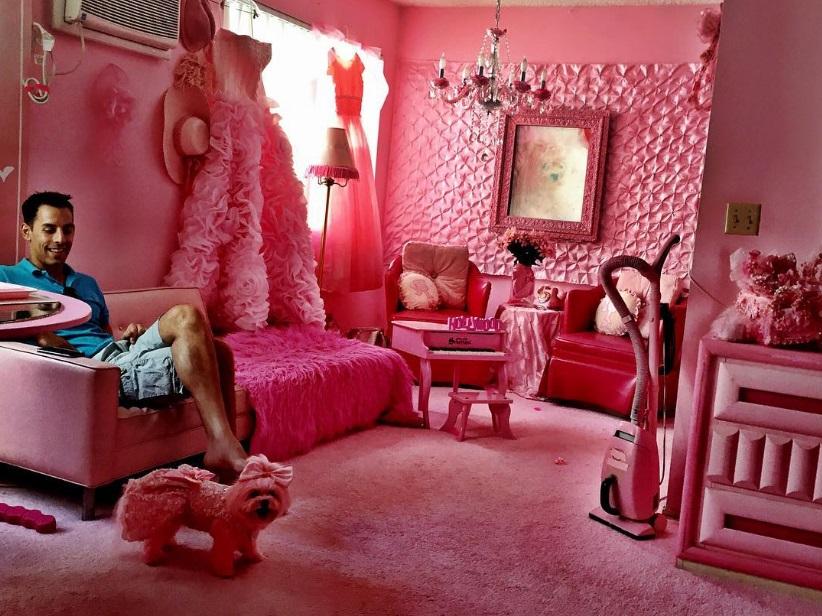 Chiêm ngưỡng căn phòng độc lạ của quý bà U50 cuồng màu hồng nhất thế giới-8