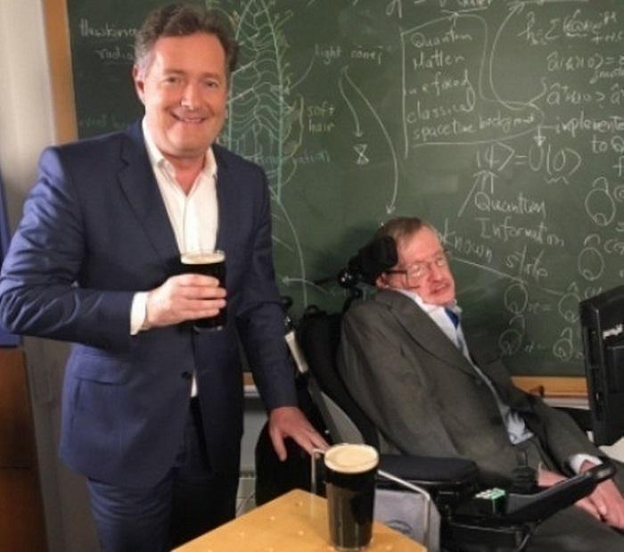 Giáo sư Hawking gặp gỡ MC nổi tiếng Piers Morgan năm 2017. (Ảnh: ITV)