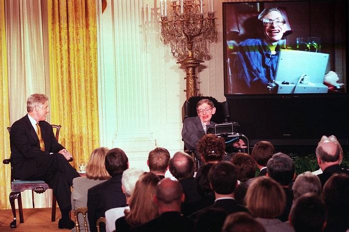 Nhà vật lý đại tài Stephen Hawking và cựu Tổng thống Mỹ Bill Clinton ở Nhà Trắng tháng 3/1998. (Ảnh: AFP)