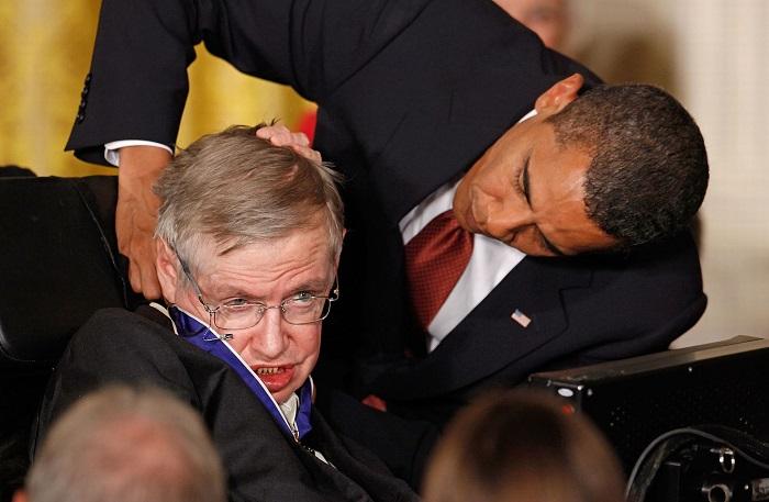 Tổng thống Mỹ Barack Obama trao Huân chương Tự do cho nhà khoa học Stephen Hawking năm 2009. (Ảnh: AFP/Getty)