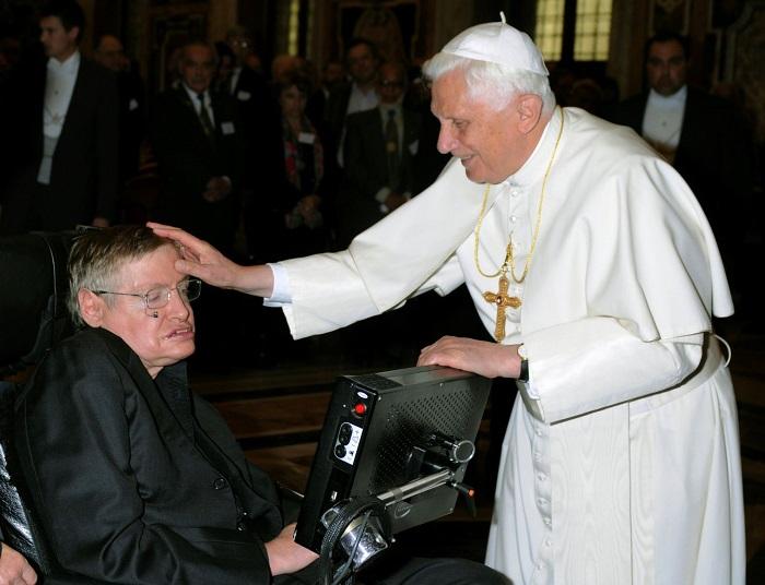 Giáo hoàng Benedict và Stephen Hawking trong cuộc họp các nhà khoa học tại Vatican tháng 10/2008. (Ảnh: Reuters)