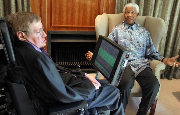 Cựu Tổng thống Nam Phi Nelson Mandela gặp giáo sư Hawking tại Johannesburg  ngày 14/5/2008. (Ảnh: AFP)