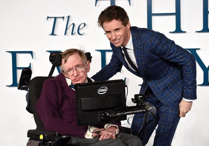 Giáo sư Hawking và nam diễn viên Eddie Redmayne tại buổi ra mắt phim 