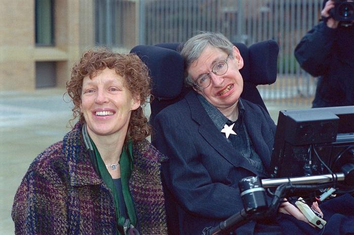 Giáo sư Hawking và người vợ thứ 2 Elaine Mason tham dự lễ kỷ niệm sinh nhật 60 tuổi của ông tại trường Đại học Cambridge tháng 1/2002. (Ảnh: Getty)