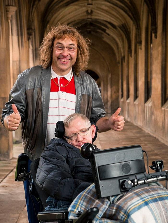 Stephen Hawking và nam diễn viên David Walliams tại buổi gây quỹ Comic Relief. (Ảnh: BBC)