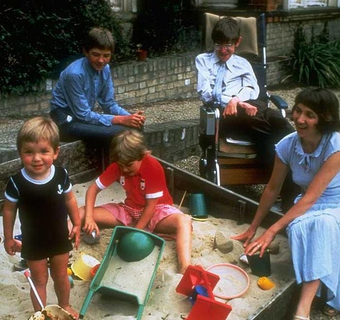 Stephen Hawking và người vợ thứ 1, Jane Wilde chơi đùa cùng 3 con Tim, Robert, và Lucy. Ảnh chụp đầu thập niên 1980.