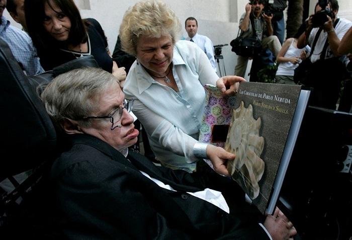 Stephen William Hawking (1942 - 2018) là nhà khoa học, vật lý, vũ trụ học nổi tiếng người Anh. Ông là tác giả cuốn sách 