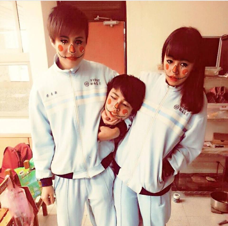 Trang điểm kĩ càng, tạo dáng kiểu Gucci như này cũng hợp cho dịp Halloween đấy nhỉ.