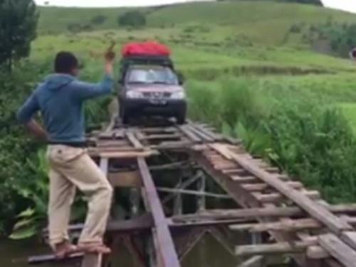 Thót tim xem tài xế băng qua cây cầu gỗ mong manh