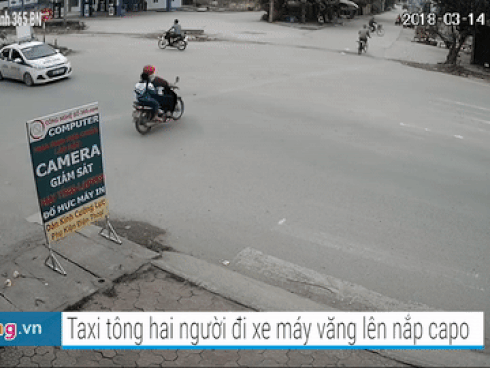 Phóng nhanh qua ngã tư, 2 người đi xe máy bị taxi hất lên nắp capo