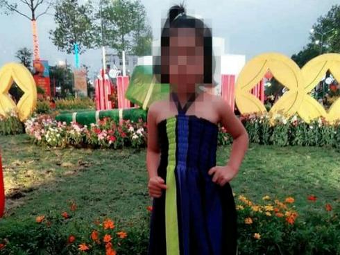 Đi thăm mộ ông, bé gái 4 tuổi mất tích