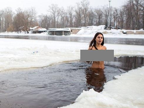 Lý do gây sốc của người phụ nữ 'trần như nhộng' chạy bộ và bơi ngoài trời trong thời tiết âm độ C