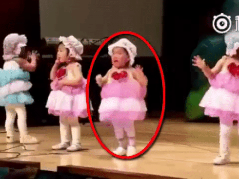 Bé gái khóc nức nở nhưng không quên múa trọn bài khiến khán giả thích thú