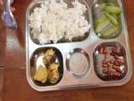 Hà Nội: Phụ huynh 'tố' nhà trường cắt xén bữa ăn bán trú, học sinh tiểu học ăn cơm 'đạm bạc'