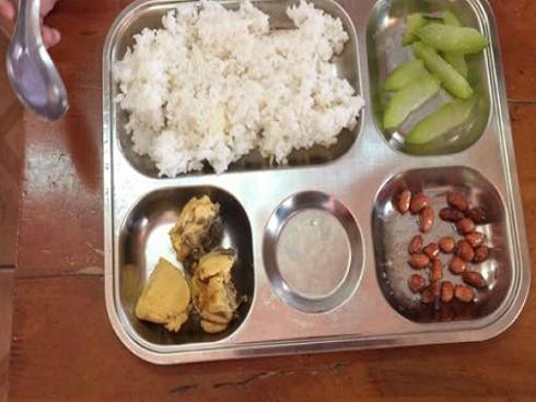 Hà Nội: Phụ huynh 'tố' nhà trường cắt xén bữa ăn bán trú, học sinh tiểu học ăn cơm 'đạm bạc'