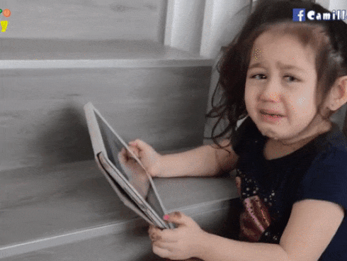 Bé gái 5 tuổi khóc sướt mướt khi xem lại clip chia tay chị gái đi học xa đốn tim dân mạng