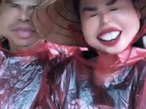 Hot girl - hot boy Việt: Tâm Tít tung clip vừa đội nón vừa mặc áo mưa hát nhép cùng ông xã