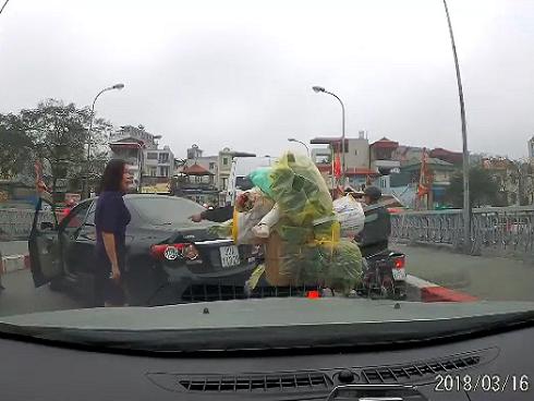 'Quái xế' lớn tiếng quát tháo vì quay đầu trên cầu nhưng không ai nhường đường