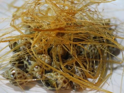 Ốc rang 'rơm' ở Sài Gòn gây chú ý ngay từ khâu chế biến