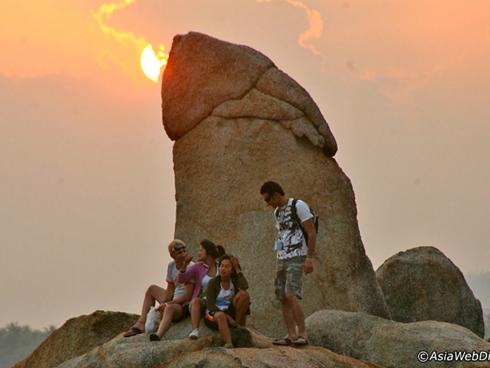 Hòn đá hình dương vật, âm vật thiêng liêng của người Thái